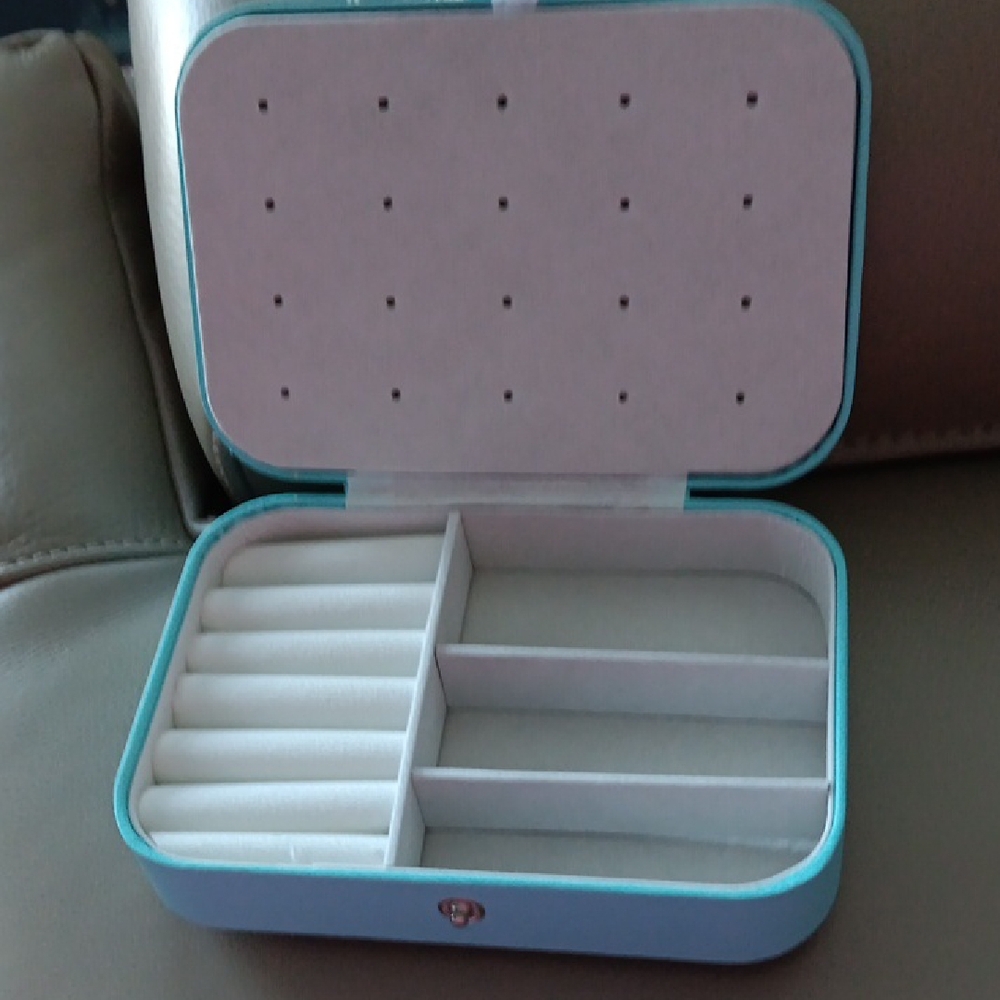 Elegant Turquoise Jewelry Organizer